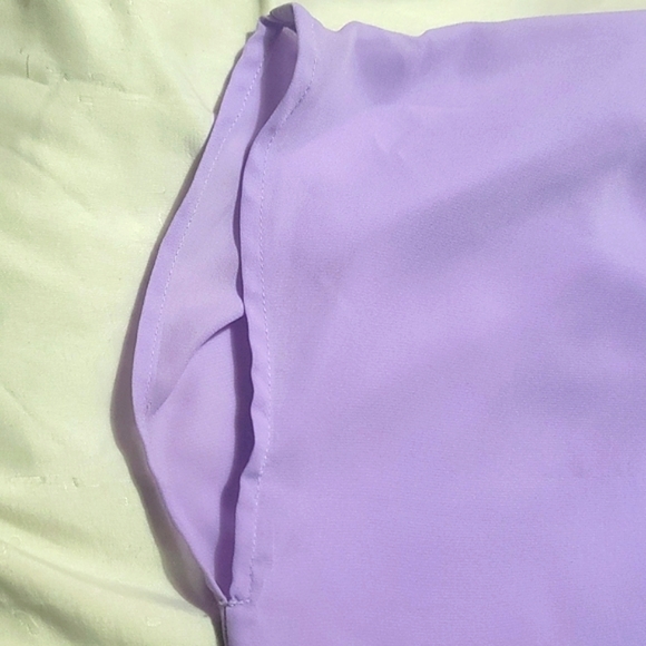 SHEIN Plus Size Notched Neck Dip Hem Top - Picture 4 of 5